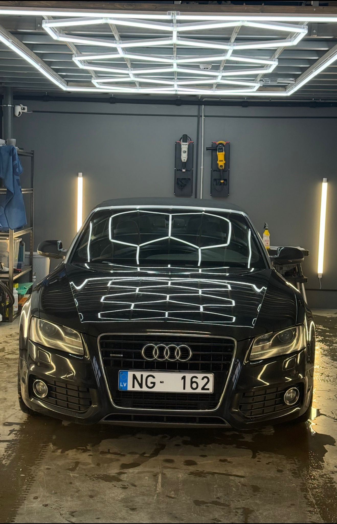 Netīrs auto virsbūve pirms detailing mazgāšanas Rīgā